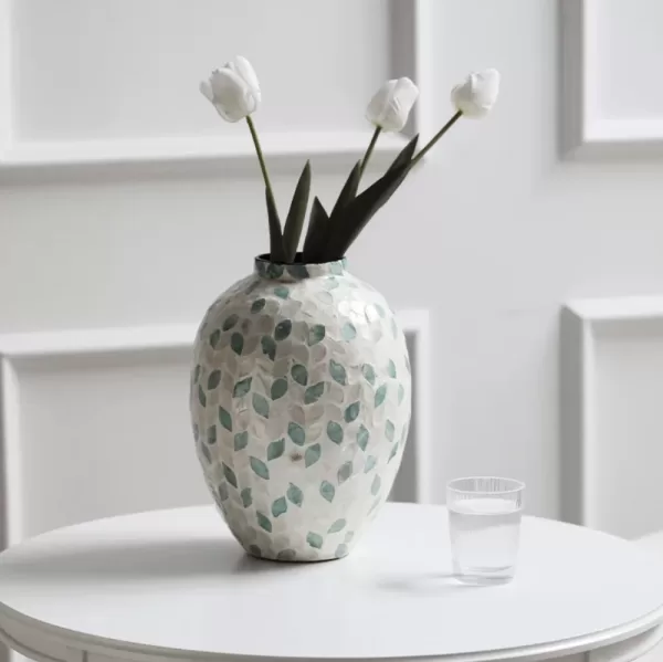 Vintage European Shell Vase – Elegant Tabletop Decoration - Image 4